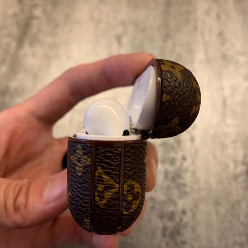 Louis Vuitton, Dior, Burberry Las firmas de moda crean (e inspiran) las  fundas para guardar los AirPods más lujosas