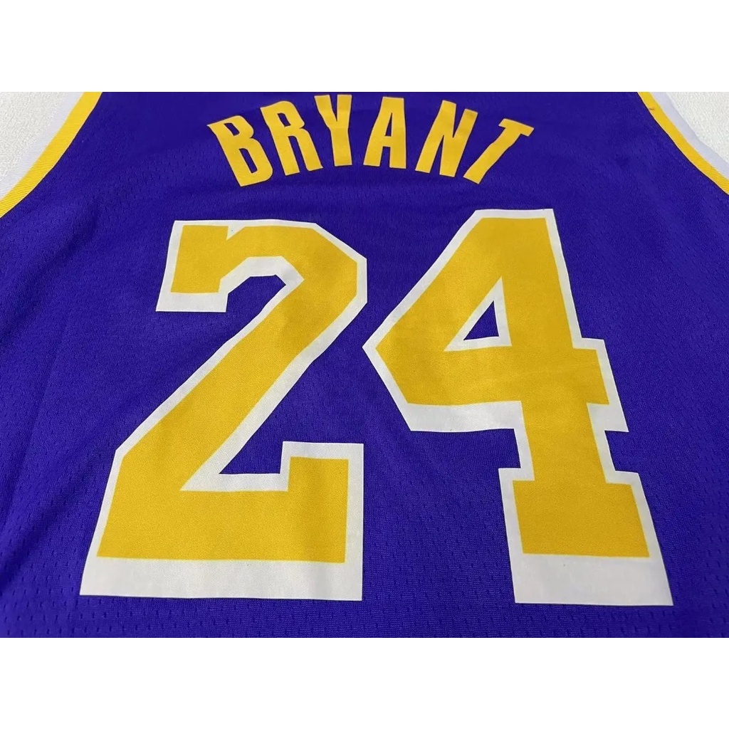 Camiseta morada de los Lakers de joyca joyca en el vídeo ¿HA