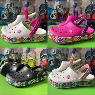 Crocs negras online mujer