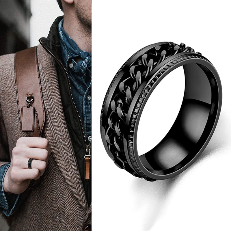 Anillo de plata para hombre con fondo negro. joyas de moda para hombre.