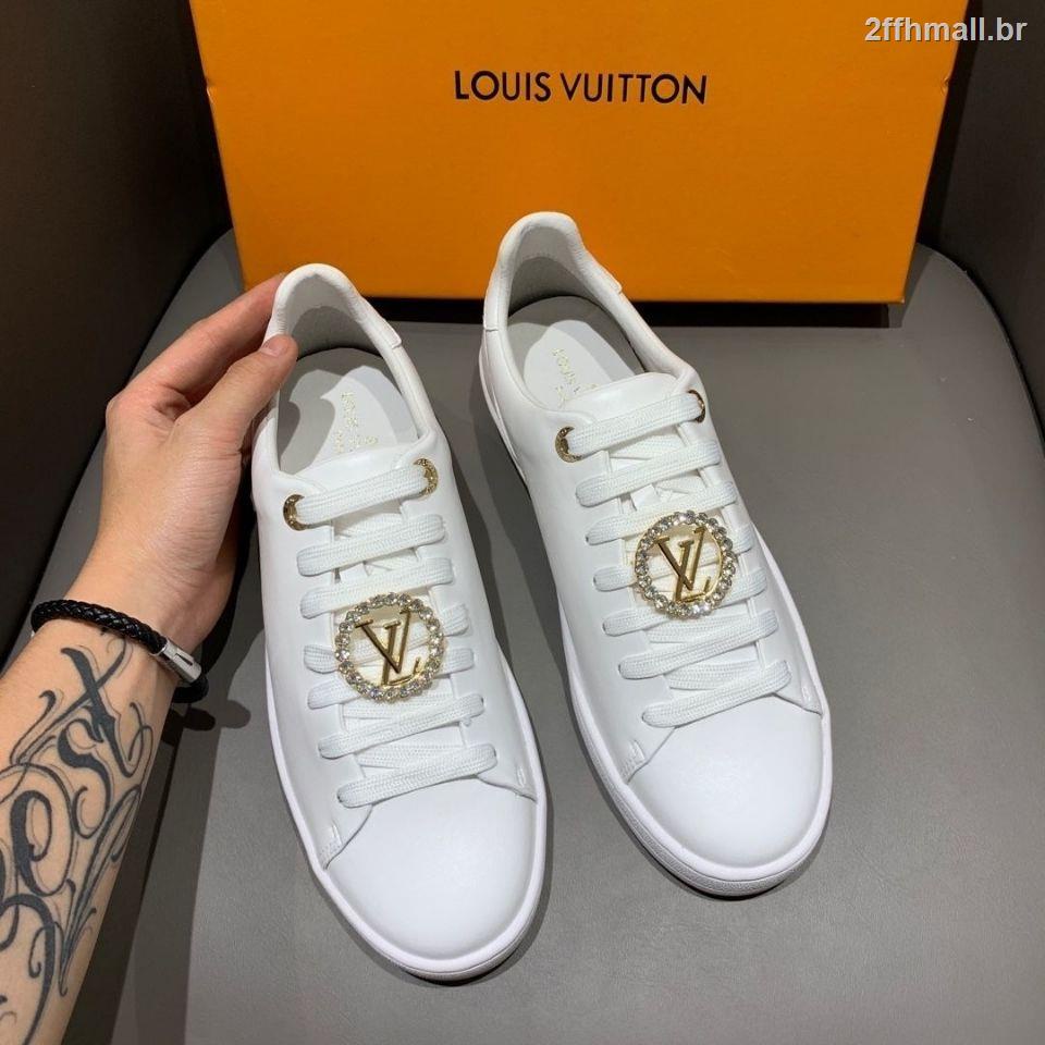 Detalles De Ropa De Mujer Y Zapatos En Una Calle Foto de stock y más banco  de imágenes de Louis Vuitton - Marca de diseñador - Louis Vuitton - Marca de  diseñador