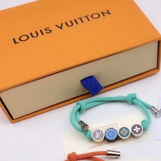 Las pulseras solidarias de Louis Vuitton vienen ahora con cuentas de plata