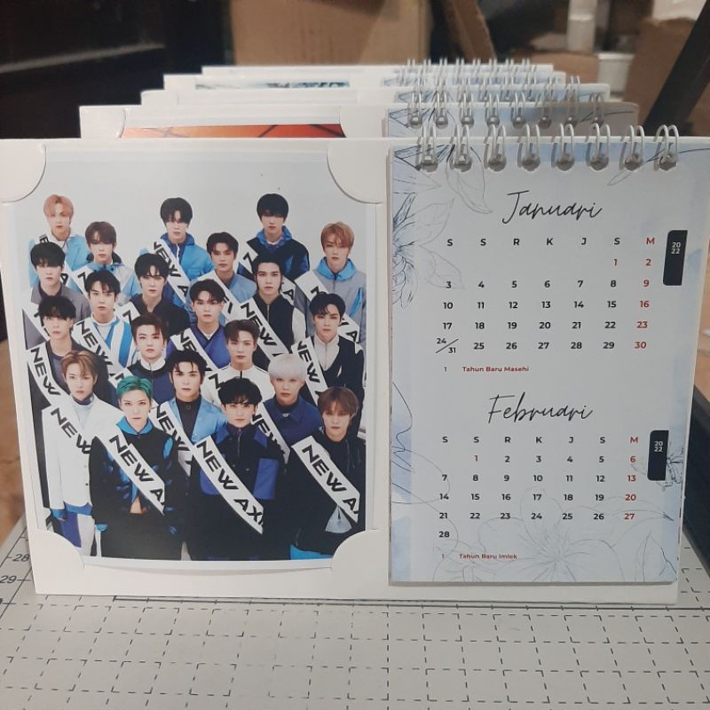 Calendario Sentado 2025 BTS , EXO , NCT , The Boyz , Niños Callejeros