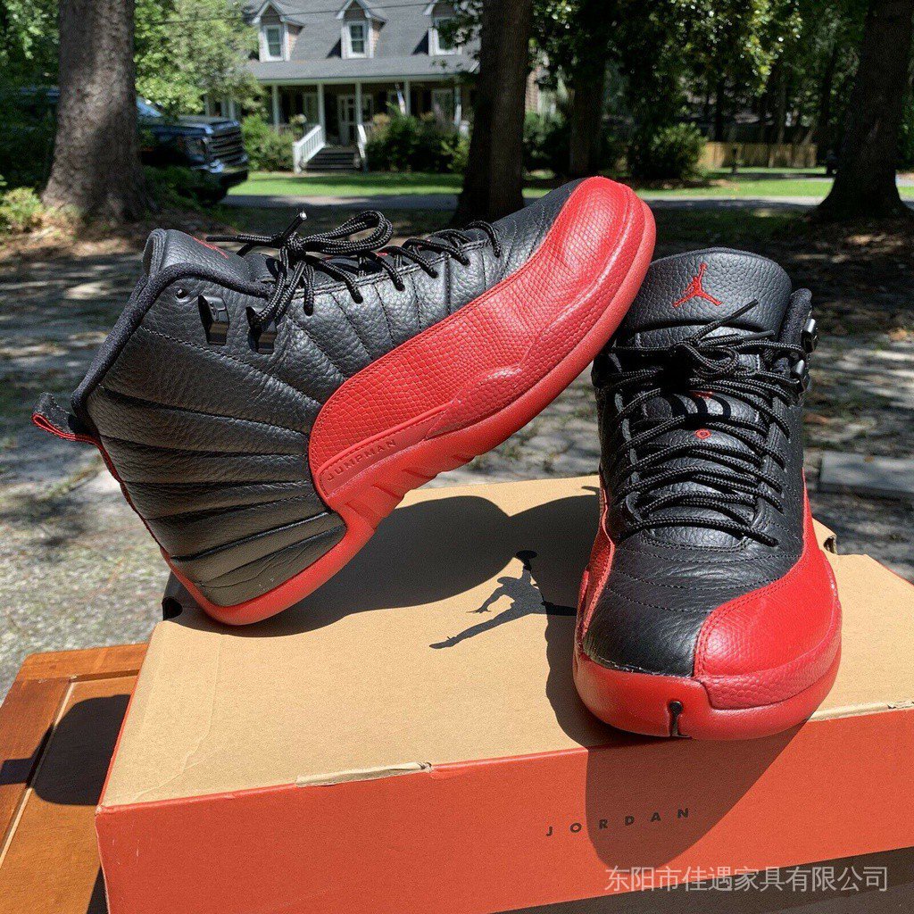 Jordan 12 2025 rojo con negro