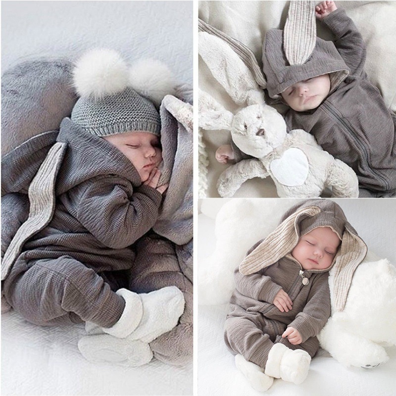 Lindo Recién Nacido Durmiendo En Una Manta. Bebé Recién Nacido Con Sombrero  De Conejo Con Orejas. Bebé Con Traje De Conejito De Punto. Nacimiento Y  Cuidado Del Niño. Ropa De Lana Caliente