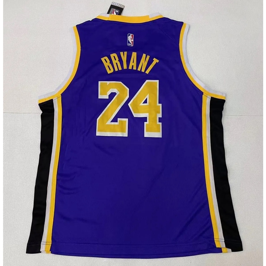 Camiseta morada de los Lakers de joyca joyca en el vídeo ¿HA