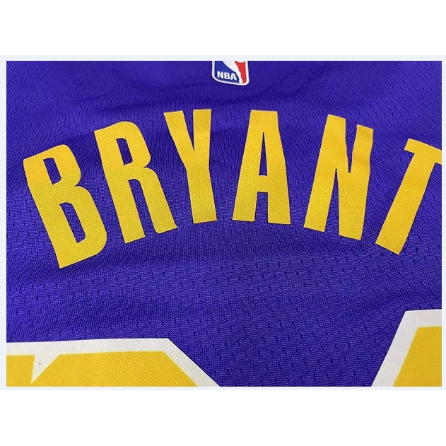 Camiseta morada de los Lakers de joyca joyca en el vídeo ¿HA