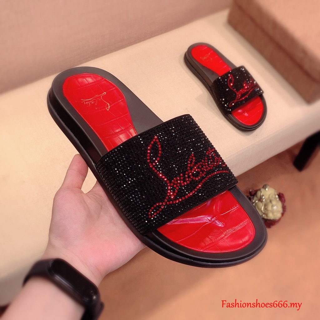 Zapatillas de deporte rojas y negras para niños zapatos para niños sobre un  fondo rojo.