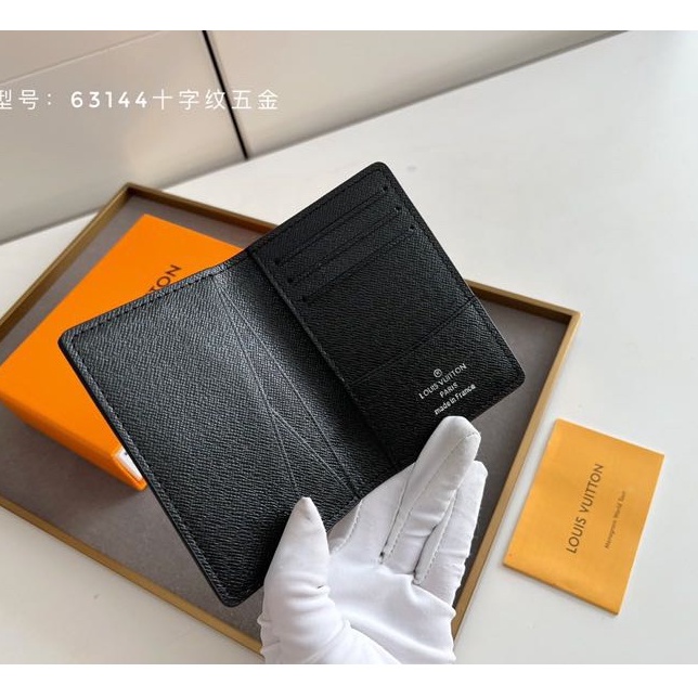 Louis Vuitton LV Hardware Cross Card Sleeve M63144 Tarjetero para mujer
