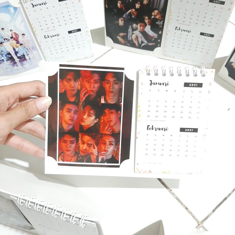 Calendario Sentado 2025 BTS , EXO , NCT , The Boyz , Niños Callejeros