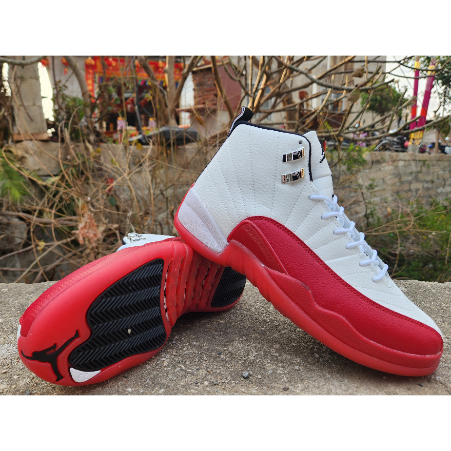 Retro 12 blanco online con rojo