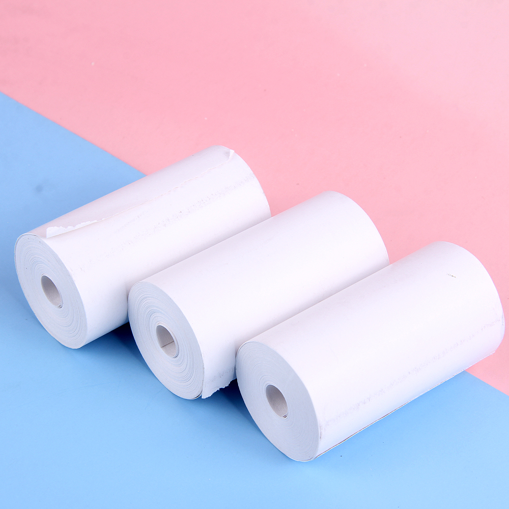 Rollo adhesivo de papel en blanco