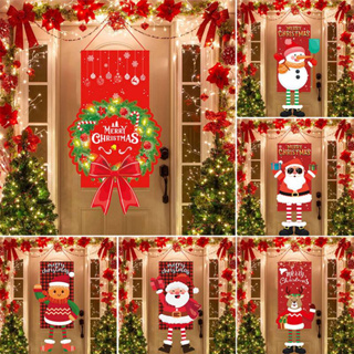 Pared de madera blanca con ventana decorativa blanca puerta y adornos  navideños