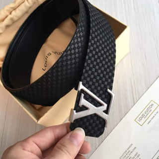 LOUIS VUITTON Cinturón de cuero negro, estampado de cua…