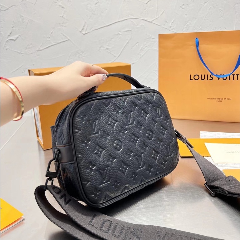 Louis Vuitton sorprende incorporando el bolso Lockit para hombre