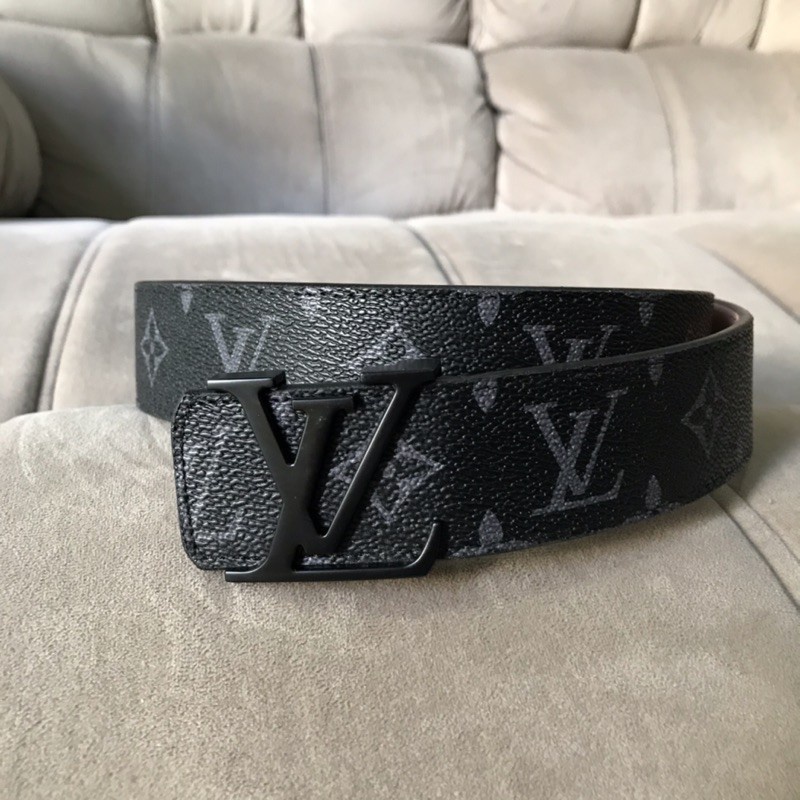 Cinturón Louis Vuitton en cuero negro y iniciales de plata LV en