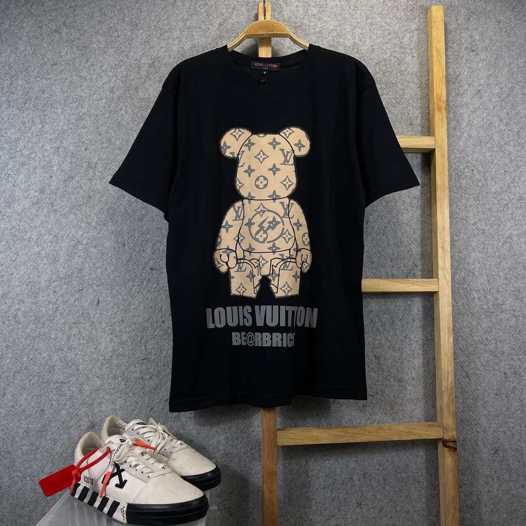 Camiseta LV Louis Vuitton x Bear Brick Premium etiqueta completa+
