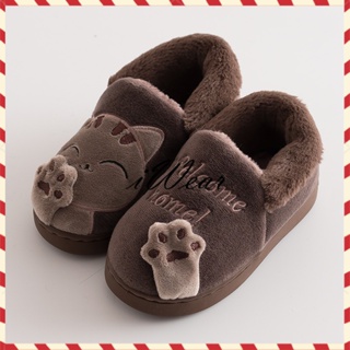 Los pies de los niños usan pantuflas en forma de gato divertido las piernas  de los niños usan lindos zapatos y pantalones de pijama aislados sobre  fondo blanco