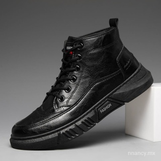 Botas negras para hombre hechas de cuero genuino calzado para hombre sobre  un fondo blanco zapatos para hombre de invierno 2022