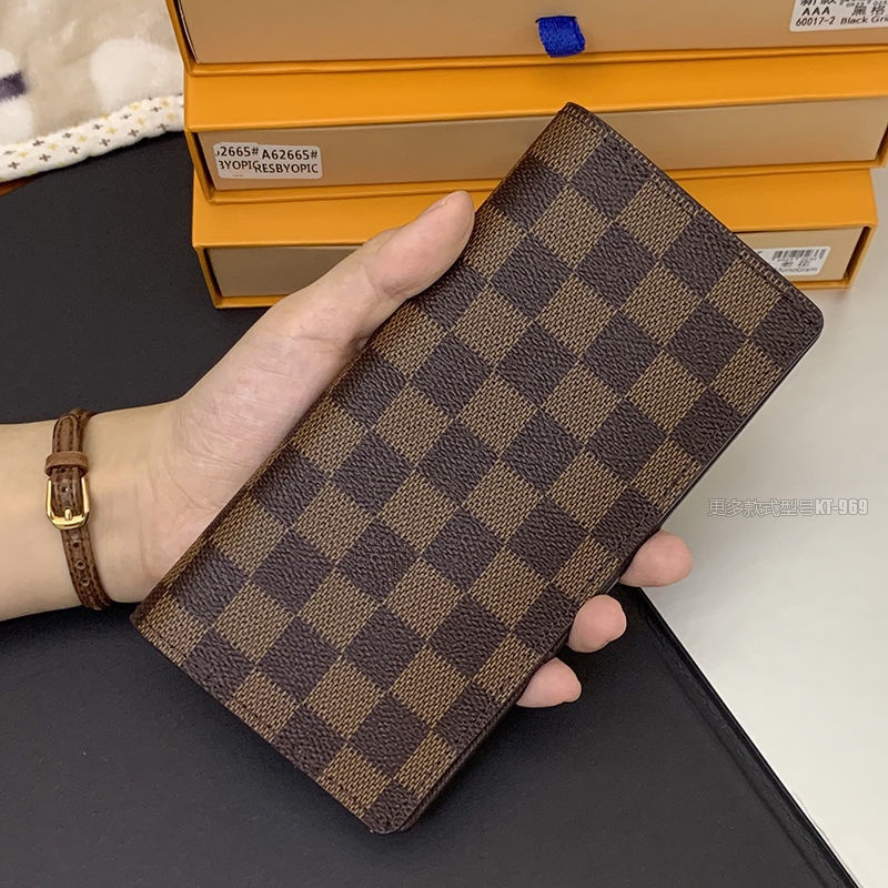 1155-LOUIS VUITTON CARTERA EN PIEL CON INICIALES DE LA FIRMA.