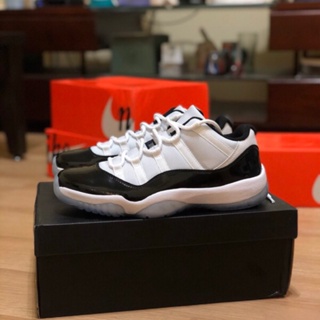 Jordan 11 bajito negro con sales blanco