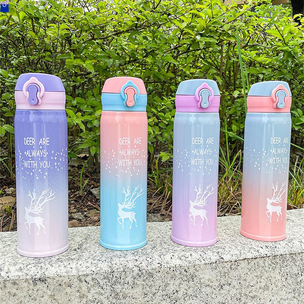 Taza de agua con aislamiento de impresión de alces navideños degradados