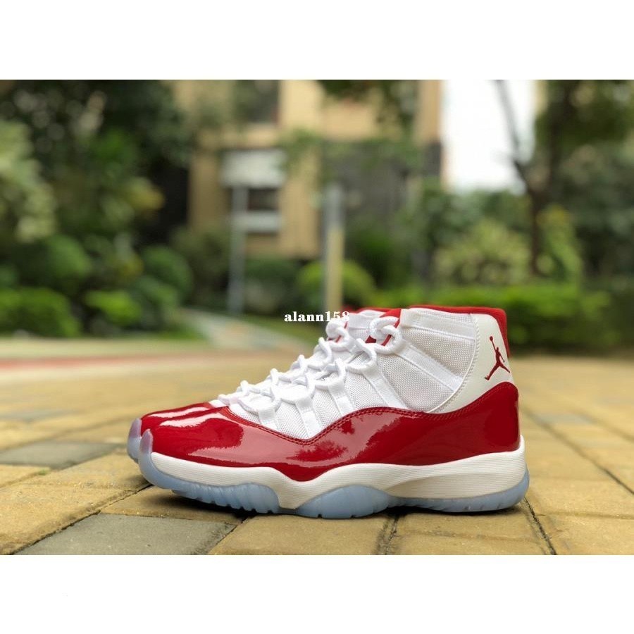 Jordan 11 blanco con rojo 2025