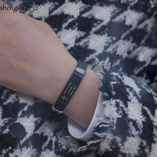 Pulseras De Amistad Mano Femenina Con El Concepto De Feliz Día De La