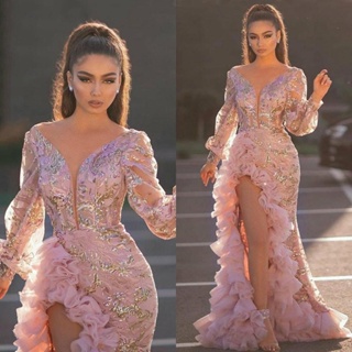 Chicas de moda y hermosas con vestidos de noche elegantes de rosa